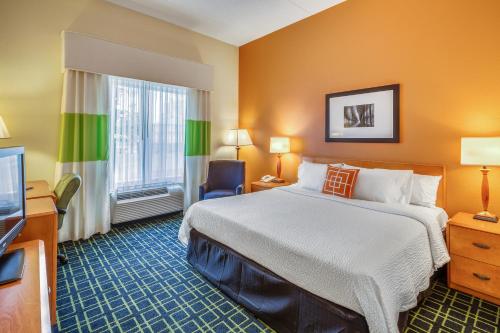 杰克逊维尔海滩费尔菲尔德客栈及套房-杰克逊维尔海滩的酒店客房设有一张大床和一台电视。