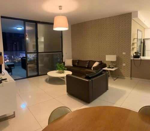 内坦亚appartement privé exceptionnel的客厅配有沙发和桌子
