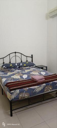 昔加末RWA Segamat homestay的一张床上有五颜六色的毯子,放在房间里