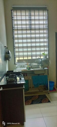 昔加末RWA Segamat homestay的厨房设有水槽和窗户。