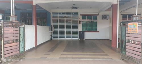 昔加末RWA Segamat homestay的一座建筑里空荡荡荡的竞技场