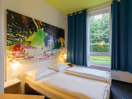鲁尔河畔米尔海姆鲁尔河畔米尔海姆住宿加早餐酒店的一间卧室设有两张床和窗户。