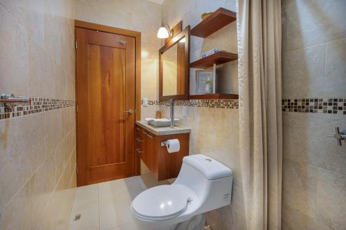 圣马里亚尼塔Beso del Sol的一间带卫生间和水槽的浴室