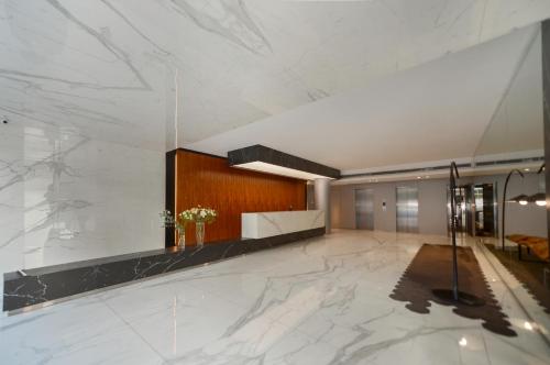 布宜诺斯艾利斯Fliphaus Be Libertador - Lux 3 Pax Loft 10-3的大堂设有白色大理石地板和楼梯