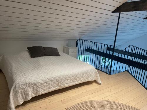 斯塔德Lilla Stenhuset的一间卧室设有一张床和一个阳台