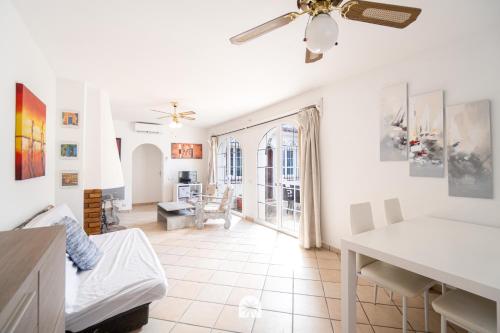维拉福林Mediterranean Way - El Patio的客厅设有白色墙壁和吊扇。