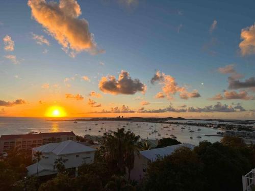 辛普森湾Villa Sea Forever @ Pelican Key - Paradise Awaits!的海上的日落,船上的船只