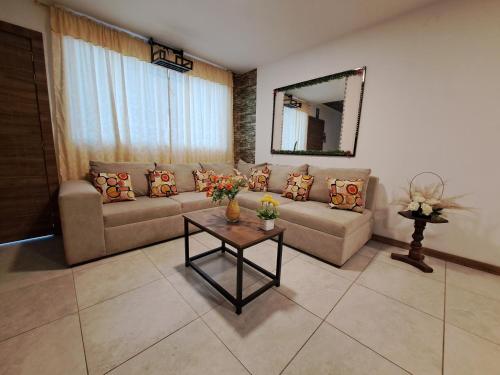 昆卡Casa en Cuenca的客厅配有沙发和桌子