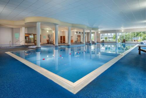阿克洛Arklow Bay Hotel的蓝色的酒店的大型游泳池