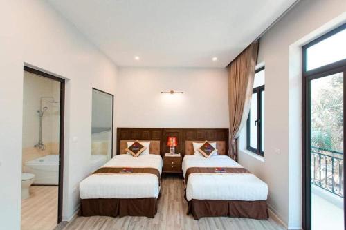 Làng ThànhGRAD Korea Hotel 2的配有2张床的客房 - 带带浴缸的浴室