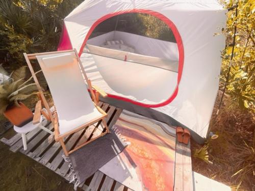 Bithloeco-dome off-grid garden glamping的帐篷内的椅子和船