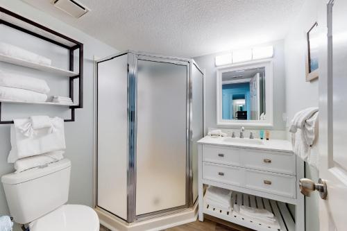 德斯坦Pelican Beach Resort 1205的带淋浴、卫生间和盥洗盆的浴室