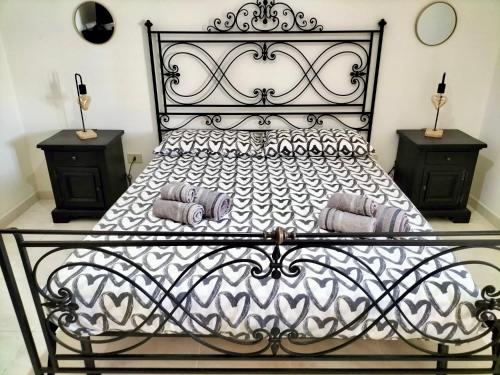 贝尔韦代雷Belvedere House Holiday Siracusa Ortigia的一间卧室配有黑白床和2个床头柜