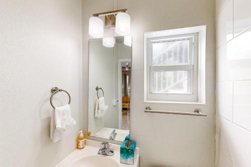 马拉松Citrus Room的白色的浴室设有水槽和镜子