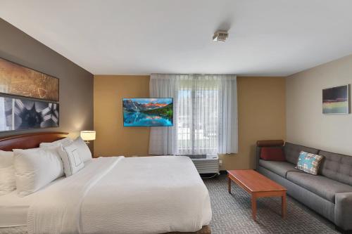 大学城TownePlace Suites by Marriott College Station的酒店客房,配有床和沙发