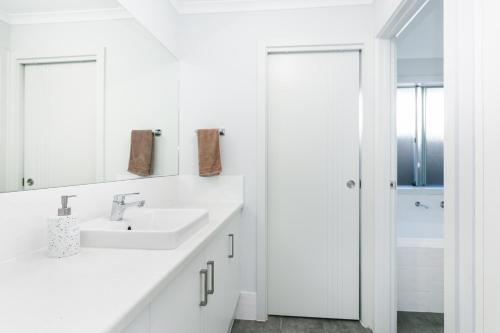 芒特巴克3bedroom Modern Home in Mt Barker, 8km to Hahndorf的白色的浴室设有水槽和镜子