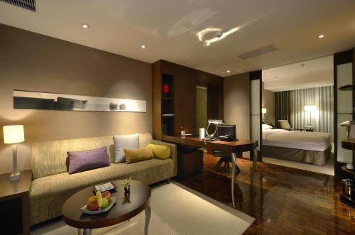 台北台北商旅-庆城馆的酒店客房设有沙发、床和书桌