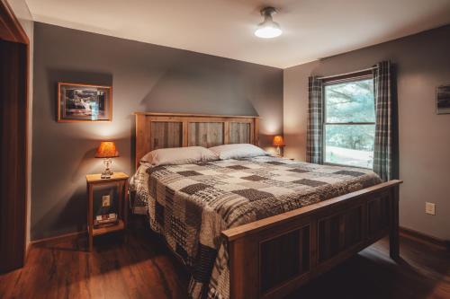 RockbridgePatriot Cottage at American Heartland Cabins的一间卧室设有一张大床和一个窗户。