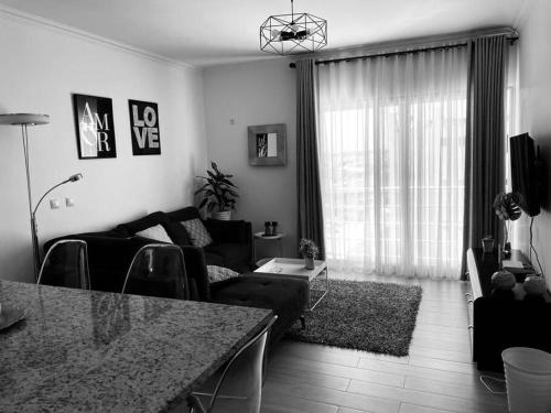 马普托Sweet Home的客厅配有沙发和桌子