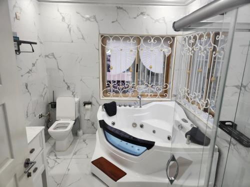 BueaRovie Estates的浴室设有浴缸,上面涂有嘴