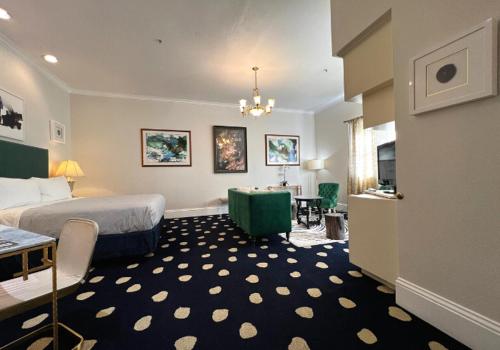 萨克拉门托Sterling Hotel的配有一张床和一张书桌的酒店客房