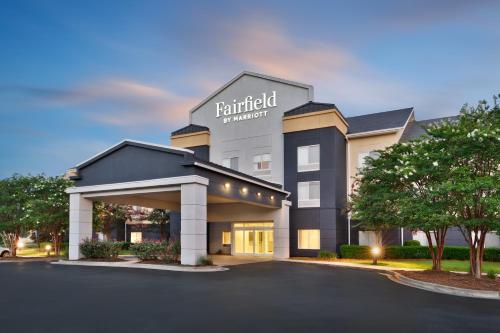 奥尔巴尼Fairfield Inn & Suites by Marriott Albany的酒店前方的 ⁇ 染