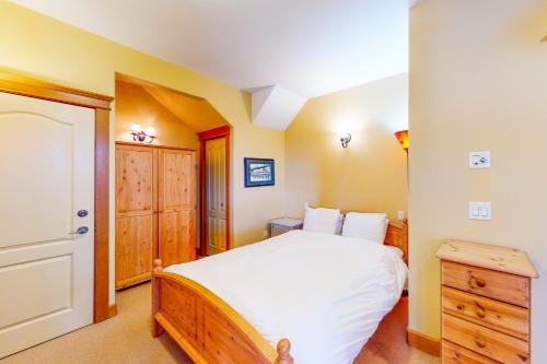 大白山Tree Tops 12 - Suite的卧室配有白色的床和木制梳妆台。