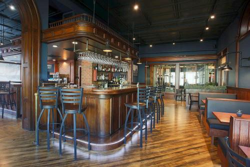 普雷斯科特圣米迦勒酒店的酒吧餐厅,设有木凳