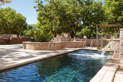 布隆方丹布隆方丹柳树湖万豪Protea酒店的庭院中一个带喷泉的游泳池