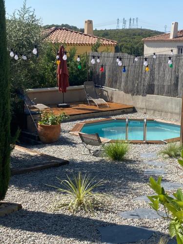 塞普特梅斯·莱瓦隆Studio entre Aix en Provence et Marseille et parking的后院设有游泳池和围栏