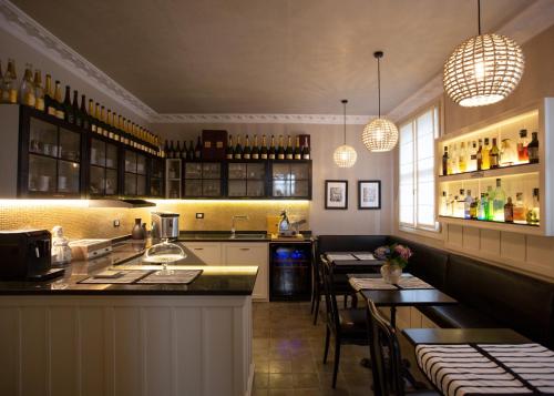 奇塔代拉La Casa di Loto Suite的餐厅内的厨房设有酒吧和桌子