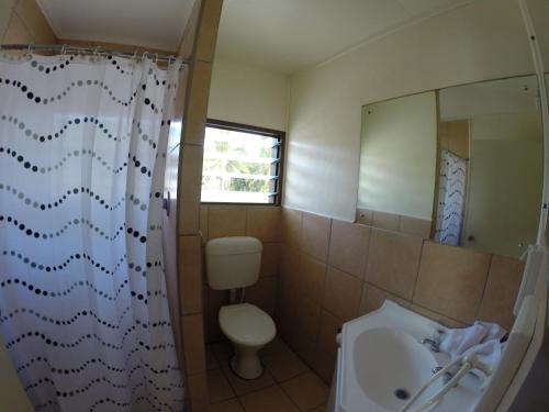 阿鲁坦加拉尼纽伊日落别墅的一间带卫生间、水槽和镜子的浴室