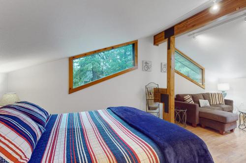 哥德伍德St. Moritz- Apartment的一间卧室配有一张床和一张沙发