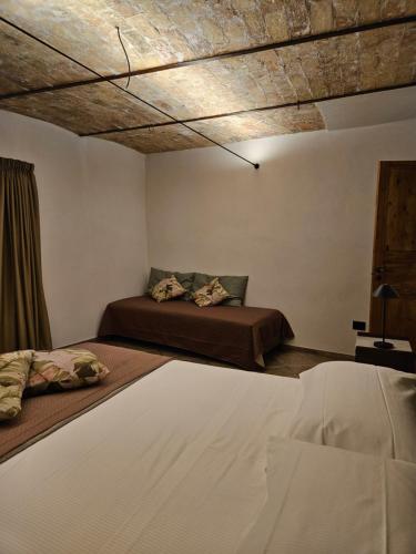 蒙特堡DESTASU' Apartments的一间卧室设有两张床和木制天花板