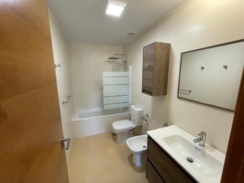 穆尔西亚Apartamento golf-resort murcia的一间带卫生间、水槽和镜子的浴室