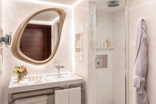 里约热内卢里约热内卢法萨诺酒店的一间带水槽和镜子的浴室