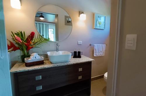 塔马林多Suite La Orquidea的一间带水槽和镜子的浴室