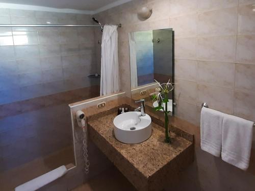 埃尔阿瓜赫斯珀里亚普拉亚艾尔阿瓜酒店的一间带水槽和镜子的浴室