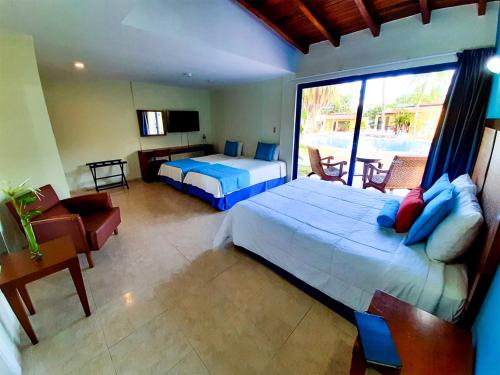 埃尔阿瓜赫斯珀里亚普拉亚艾尔阿瓜酒店的一间带两张床的卧室和一个阳台
