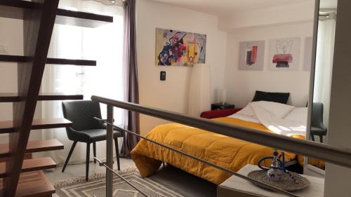 CaltabellottaLa Casetta的一间卧室配有一张床和一把椅子