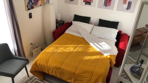CaltabellottaLa Casetta的一间卧室配有一张带黄色毯子和镜子的床