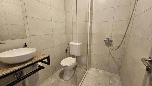 科斯蒂内什蒂ALYA Sea Escape Costinesti - parcare gratuita的一间带水槽、卫生间和淋浴的浴室