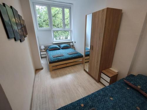华沙VasylOk的小房间设有镜子、床和窗户