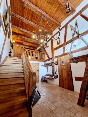 多瑙艾辛根Wood & Stone Lodge 3的木天花板客房的楼梯