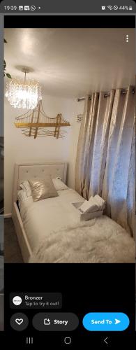 巴塞尔顿Deluxe room的一间卧室配有一张带吊灯的床。