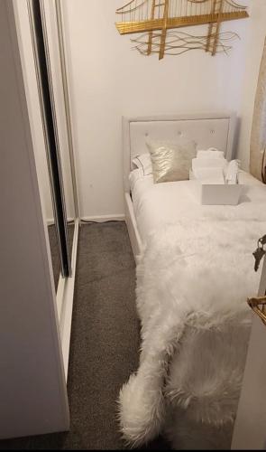 巴塞尔顿Deluxe room的卧室配有白色床和白色毛皮地毯