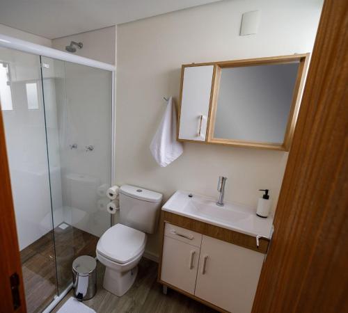 波梅罗迪Suítes Container的浴室配有卫生间、盥洗盆和淋浴。