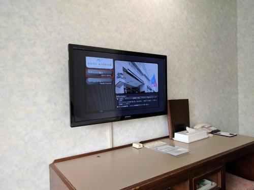 横须贺市Hotel Harbour Yokosuka - Vacation STAY 83183v的桌子上配有平面电视
