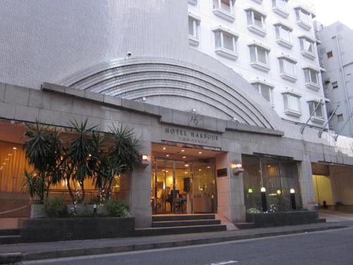 横须贺市Hotel Harbour Yokosuka - Vacation STAY 83183v的街道上带有酒店镜子的酒店大楼