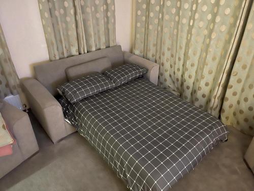 PlumblandLake District Luxury Lodge的卧室配有玩具床和窗帘